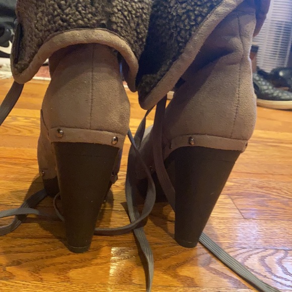 Women grey suede ankle boots with shearling lining. - Picture 8 of 9